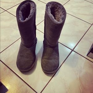 Gray BearPaw boots size 7
